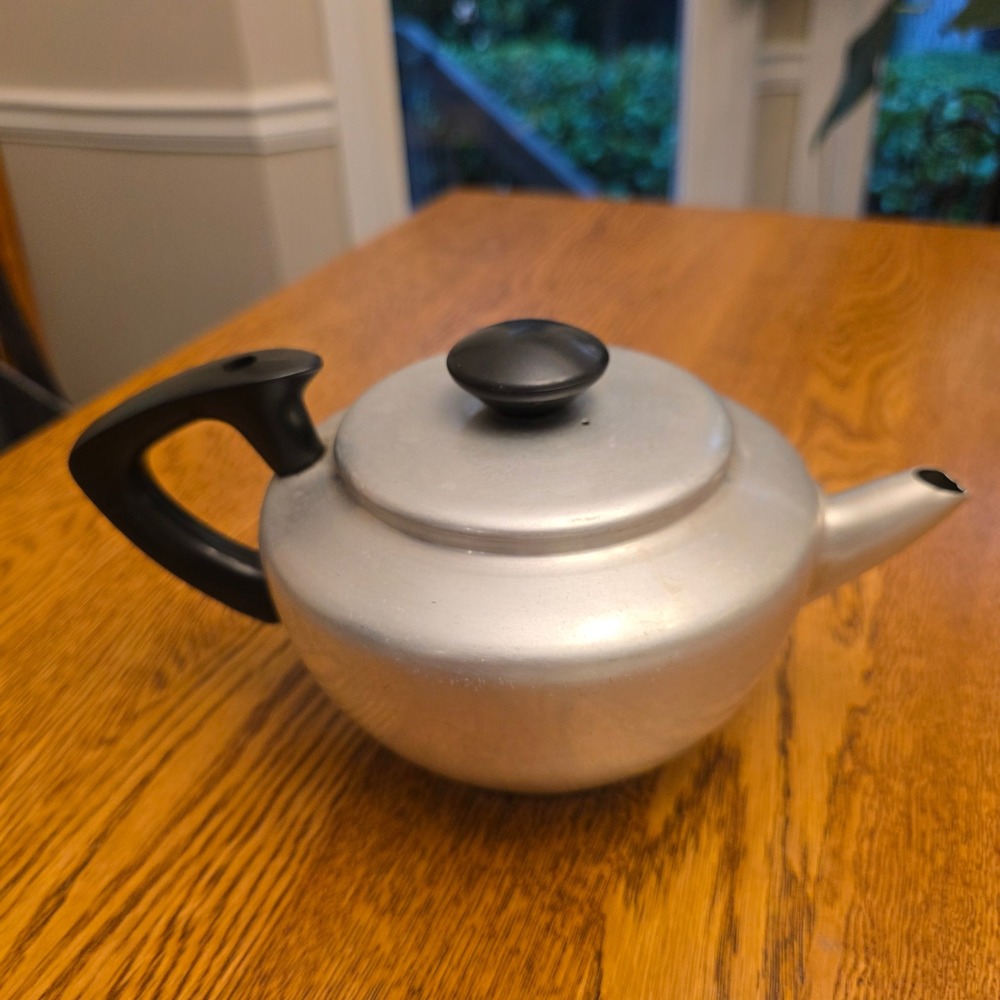 Mirro Vintage Aluminum Teapot 6 Cup 1536M Made in‎ USA Bakelite Handle Silver